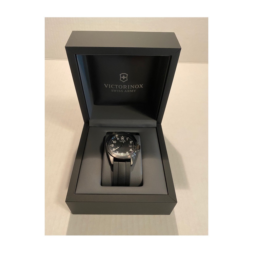 NIB VICTORINOX SWISS ARMY MEN’S WATCH